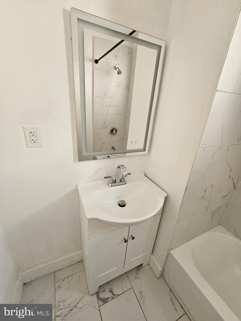 3327 N Sydenham St Property Photo 10
