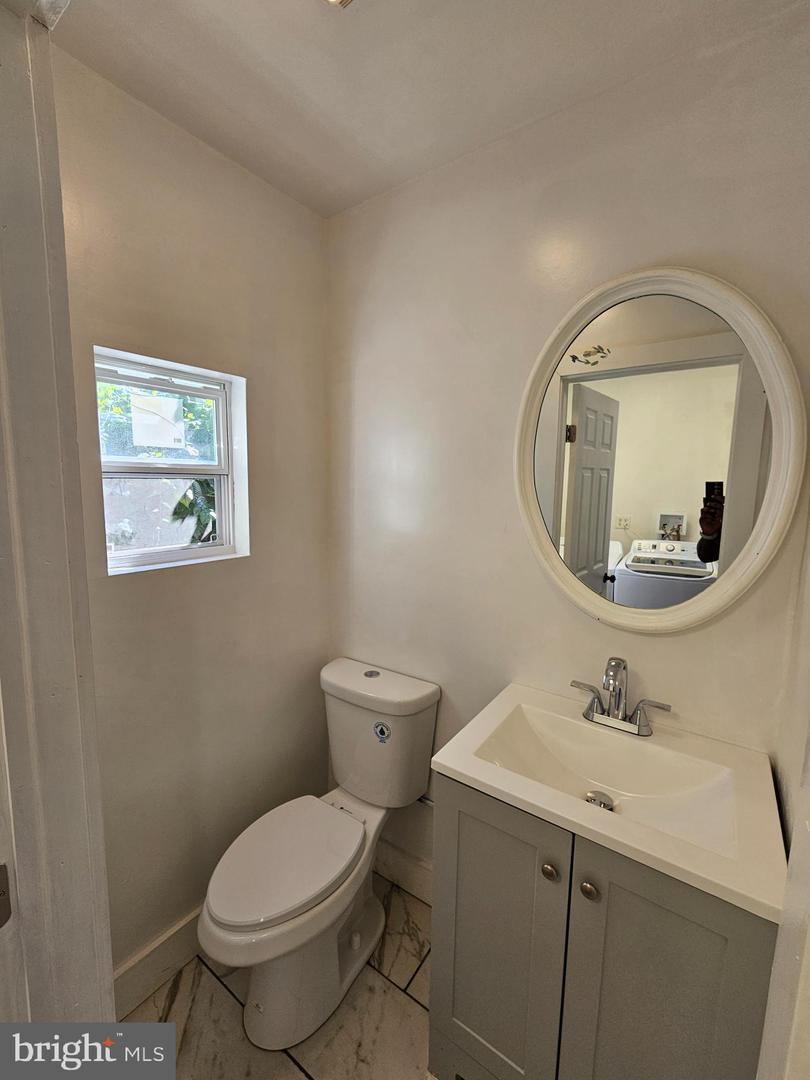 3327 N Sydenham St Property Photo 22