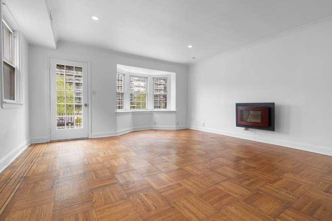 2210 Bryn Mawr Ave Property Photo 4