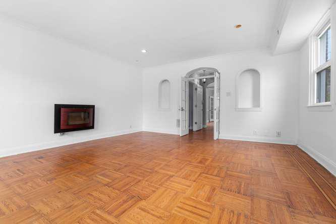 2210 Bryn Mawr Ave Property Photo 5