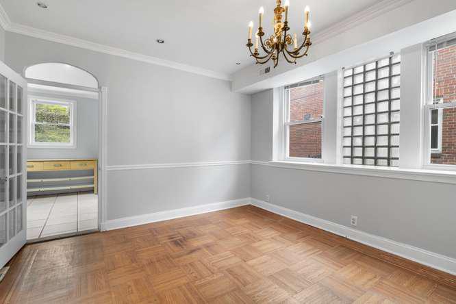 2210 Bryn Mawr Ave Property Photo 9
