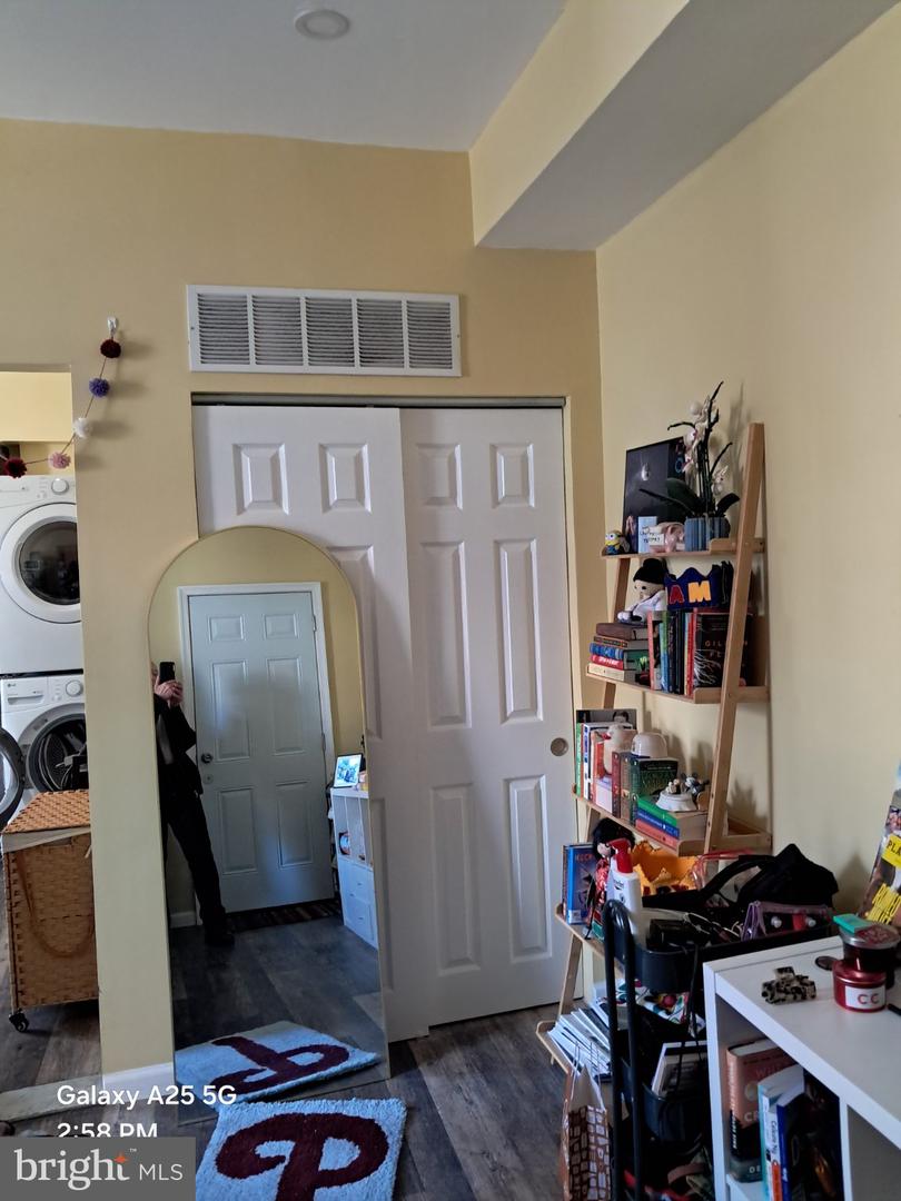 1120 Locust St #202 Property Photo 5