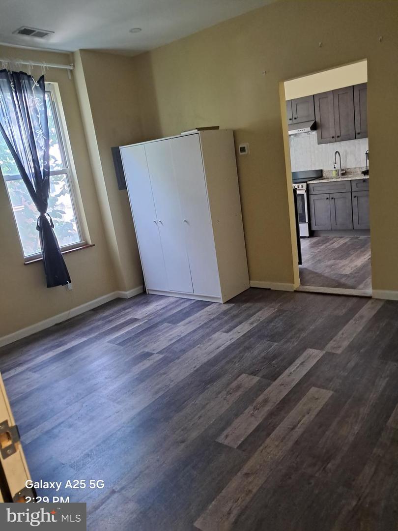 1120 Locust St #202 Property Photo 8