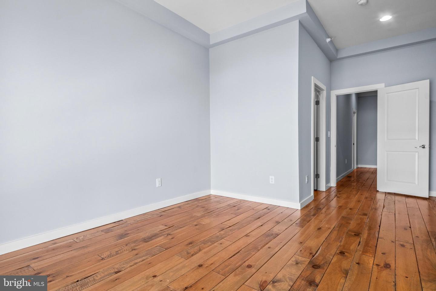2040 E Susquehanna Ave Property Photo 9