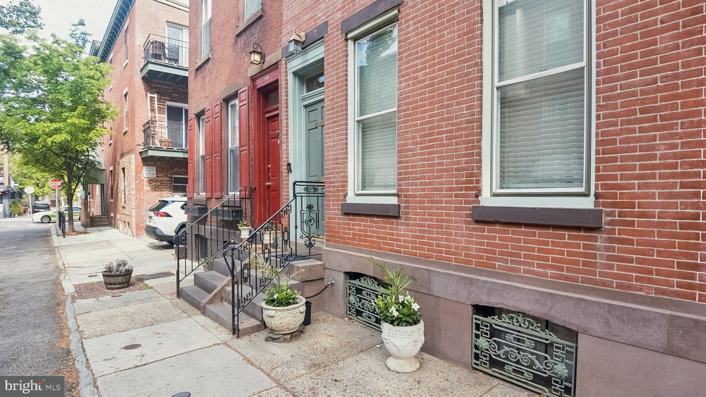 2049 APPLETREE ST Property Photo 1
