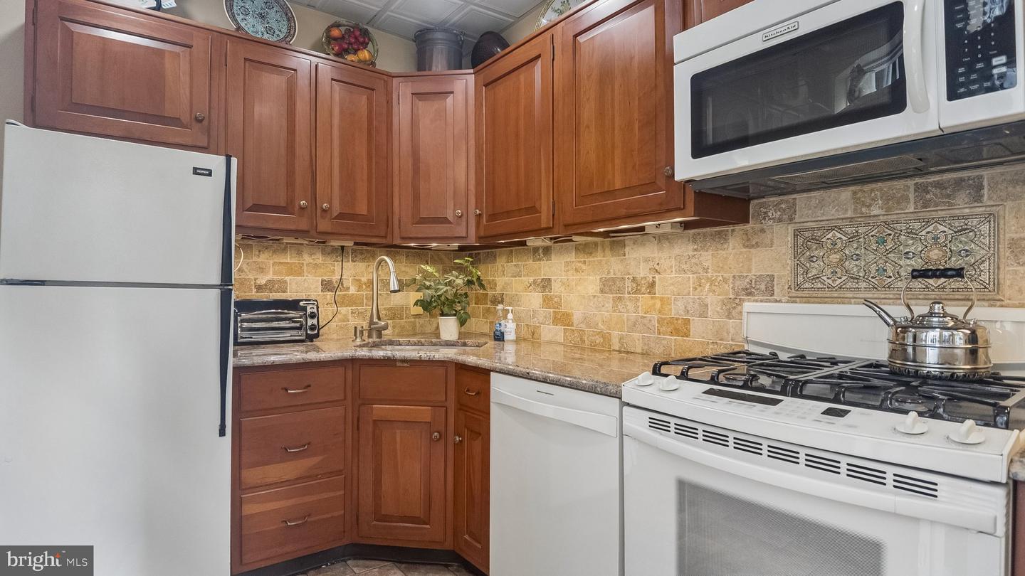 2049 Appletree St Property Photo 23