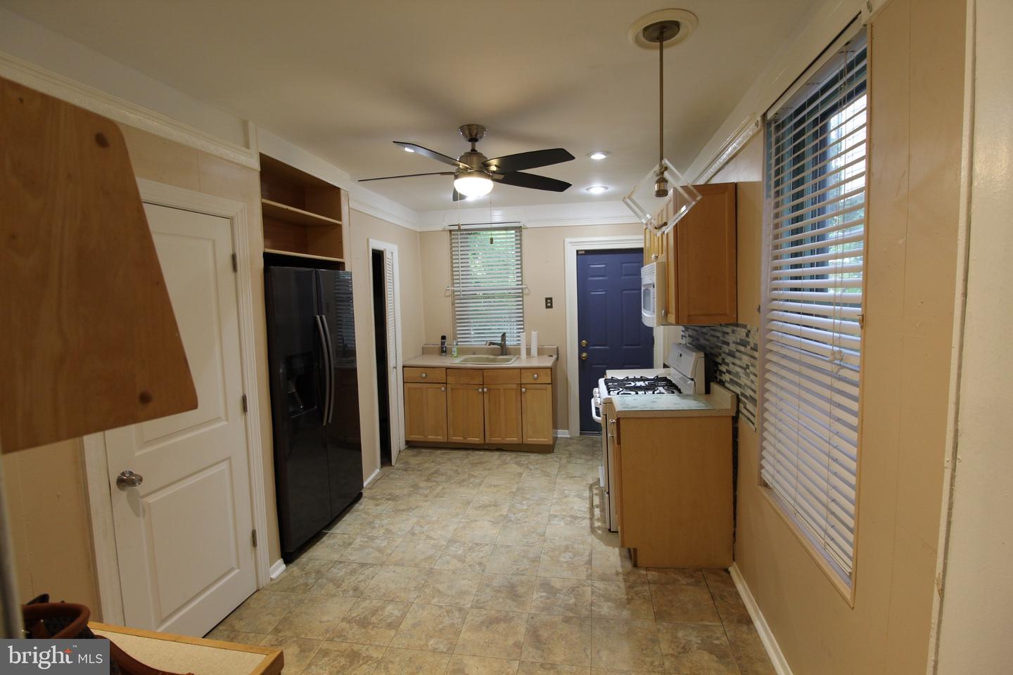 6048 Irving St Property Photo 7