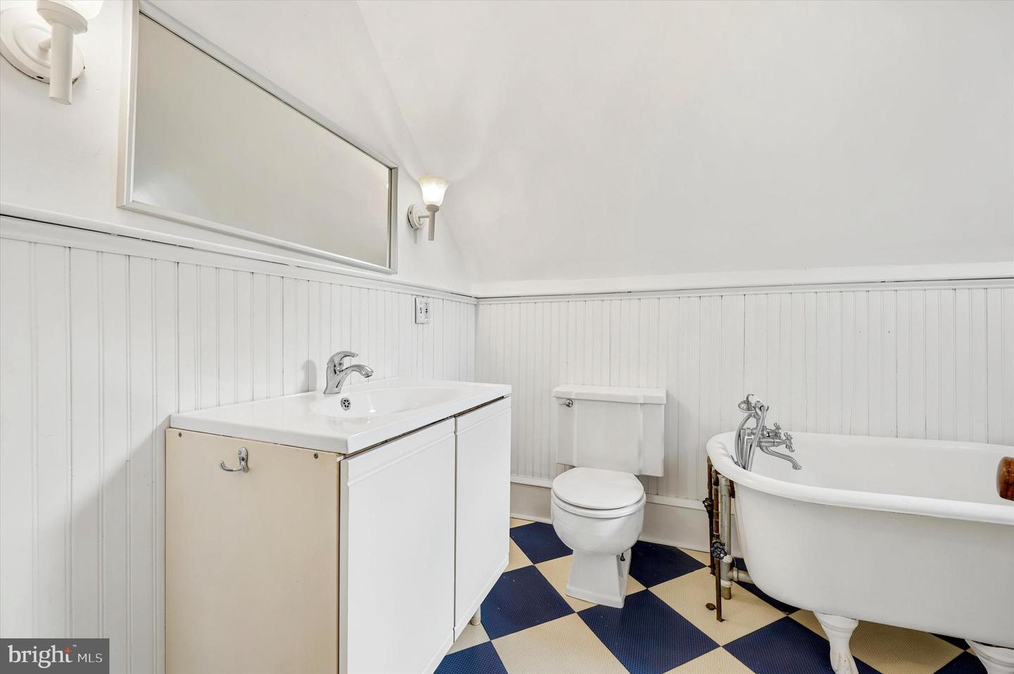 303 E Gravers Ln Property Photo 26