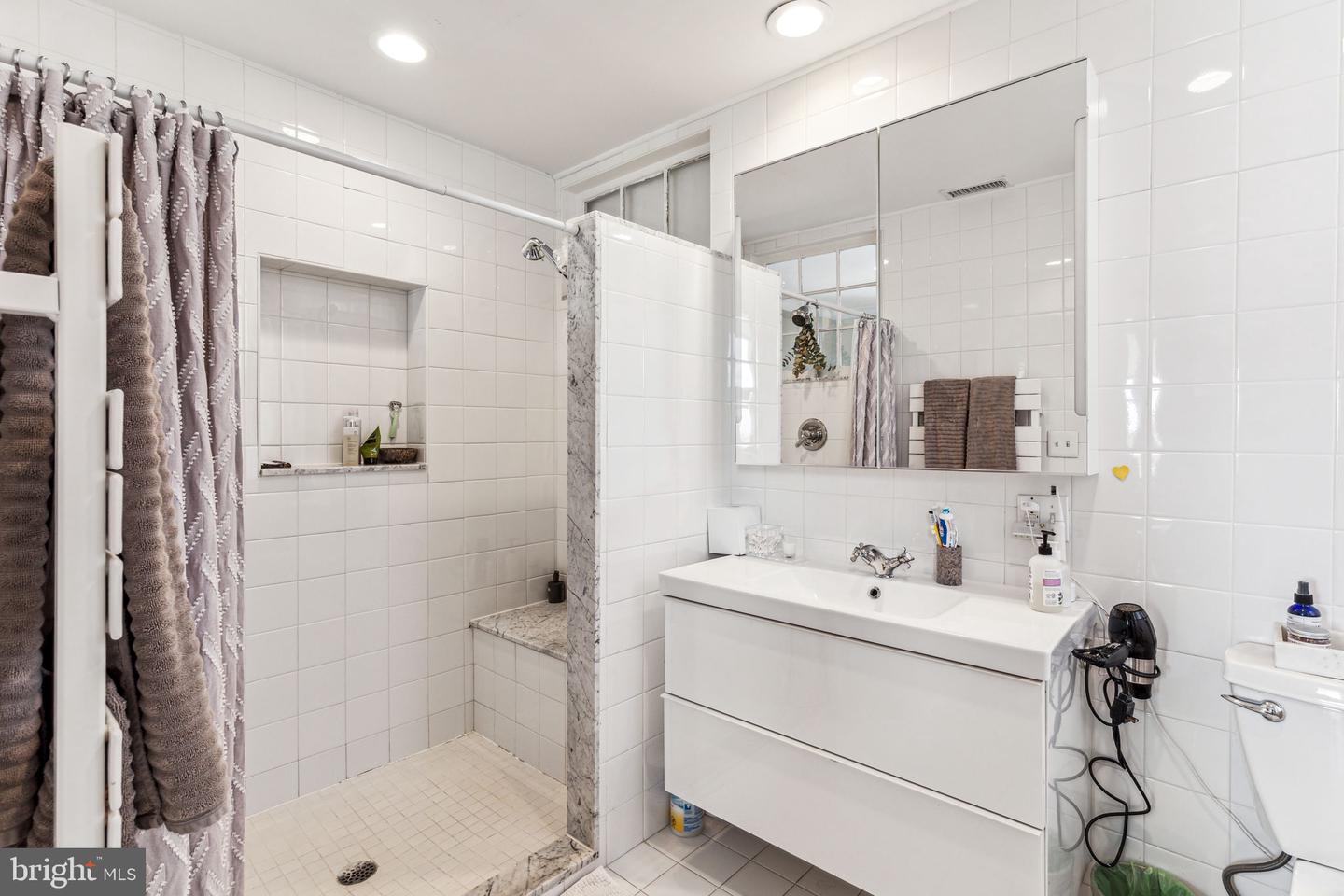 250 S 17th St #700 Property Photo 6