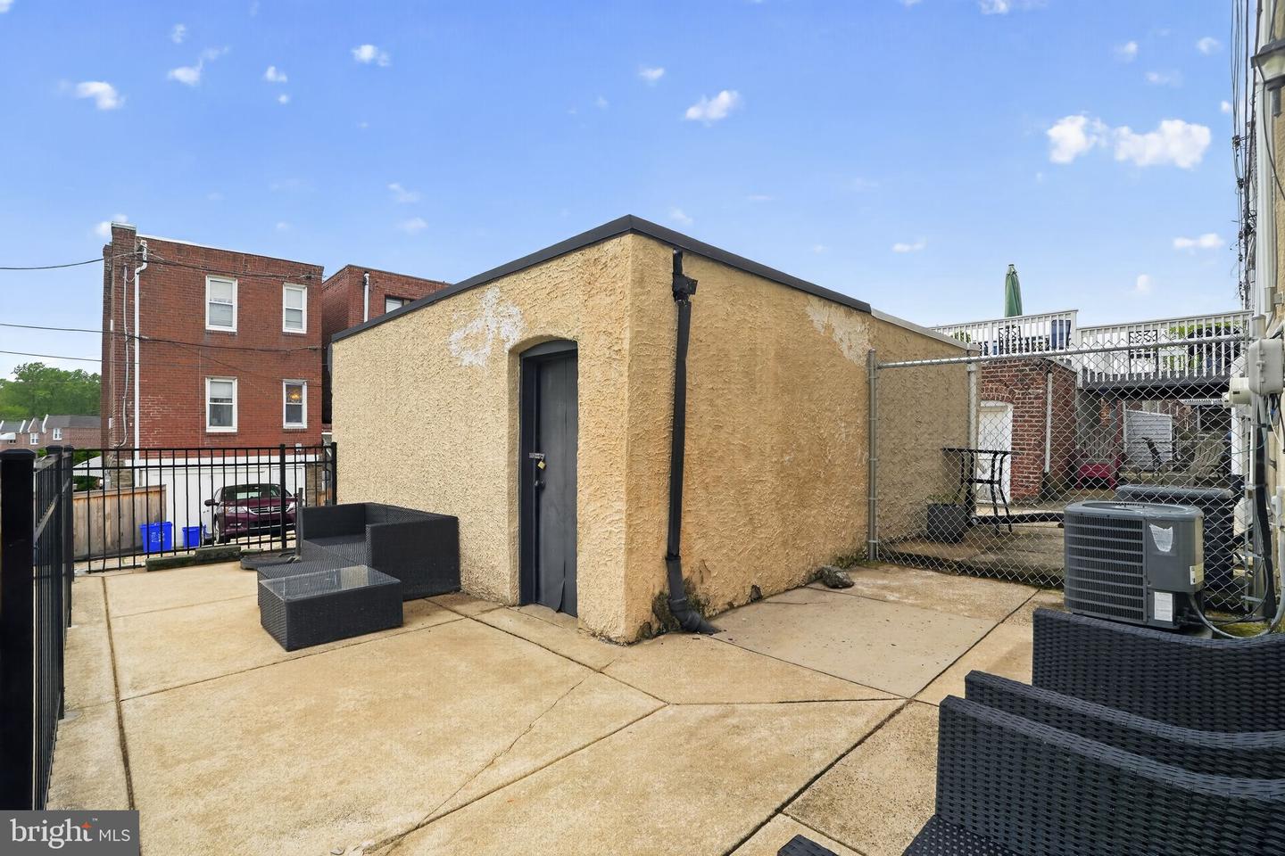 614 Gerhard St Property Photo 4
