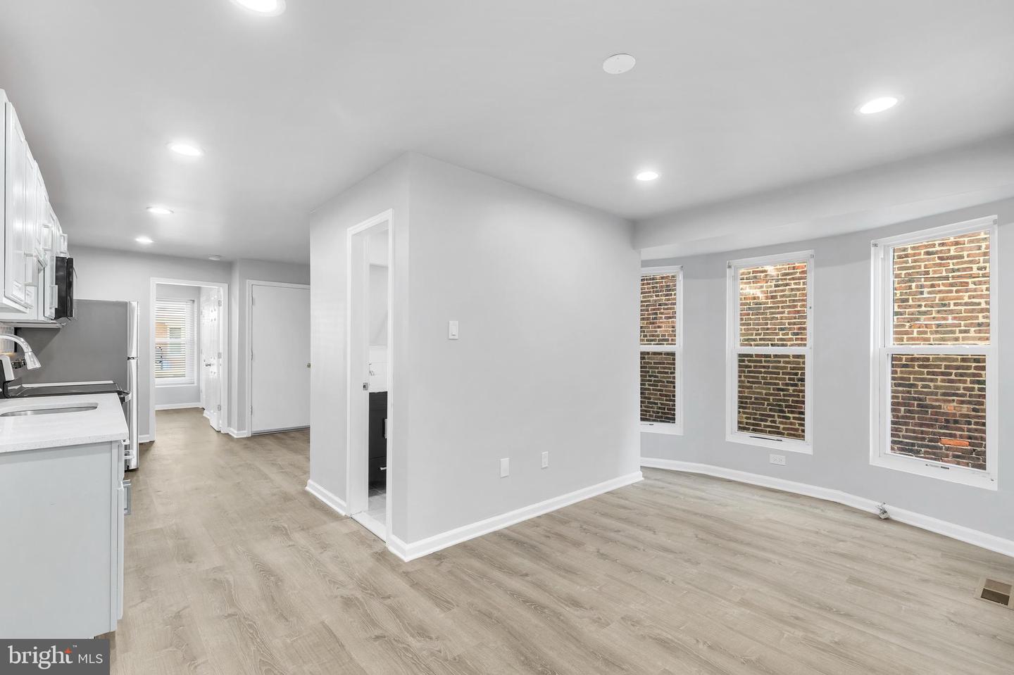 69 E Slocum St Property Photo 3