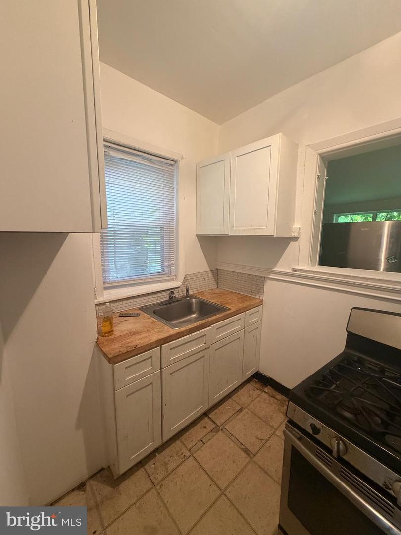 5931 Summer St Property Photo 8
