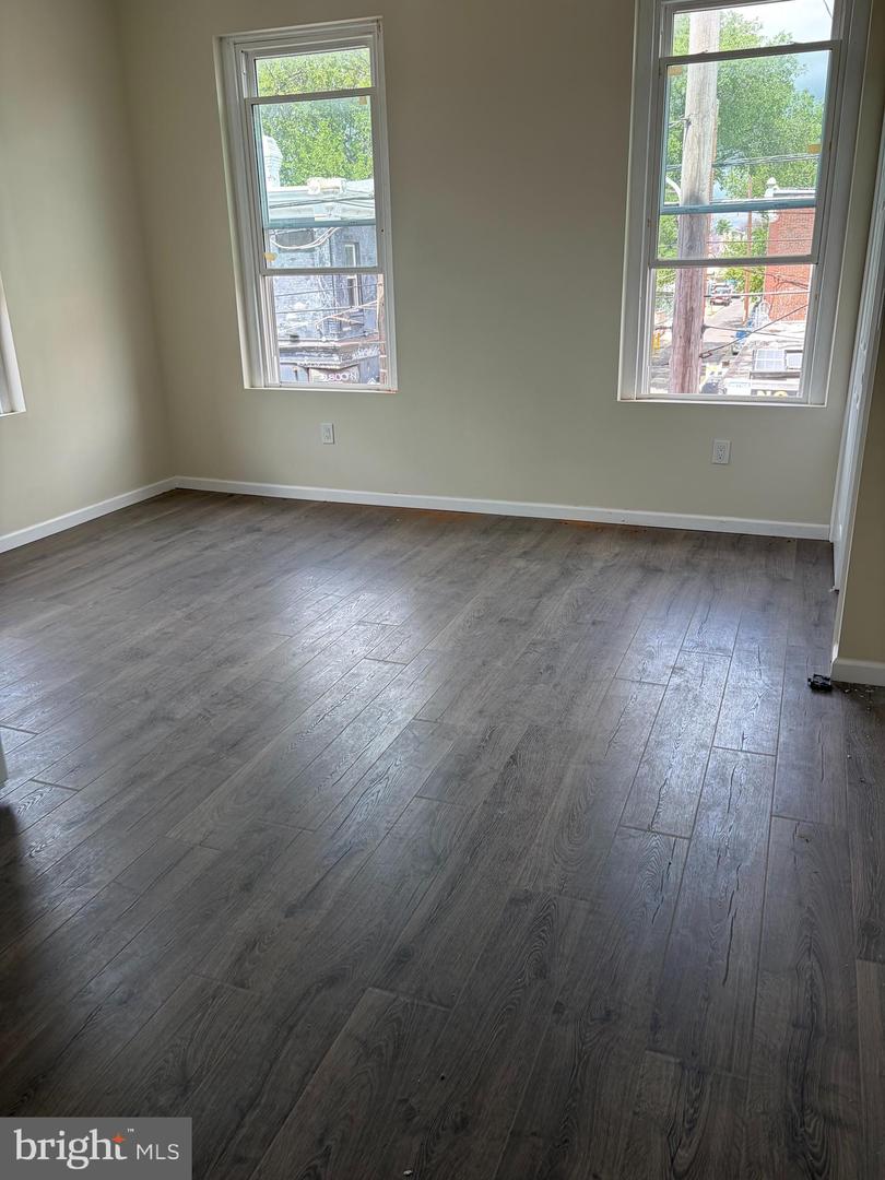 810 W Somerset St Property Photo 9