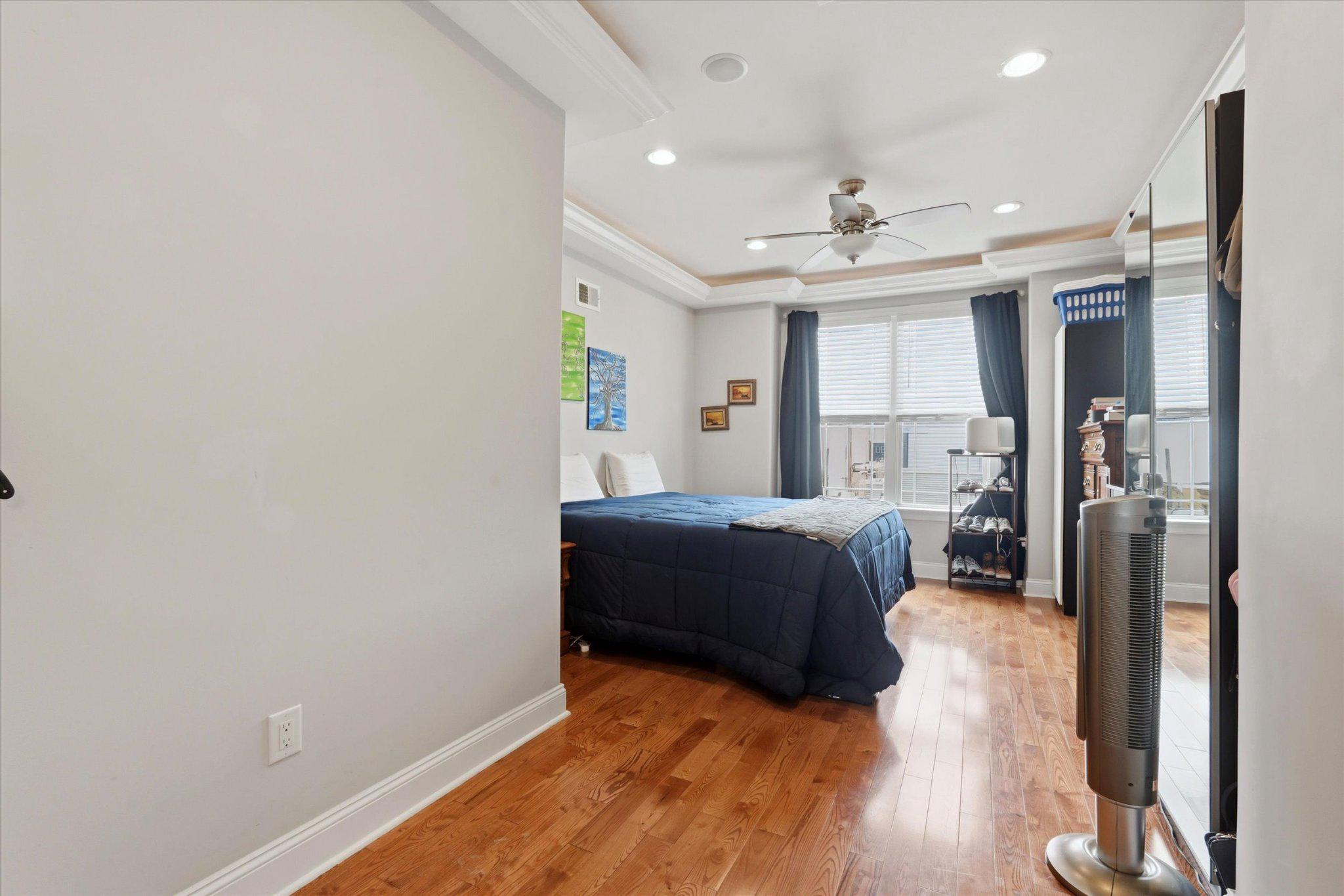 2207 E Oakdale Property Photo 6