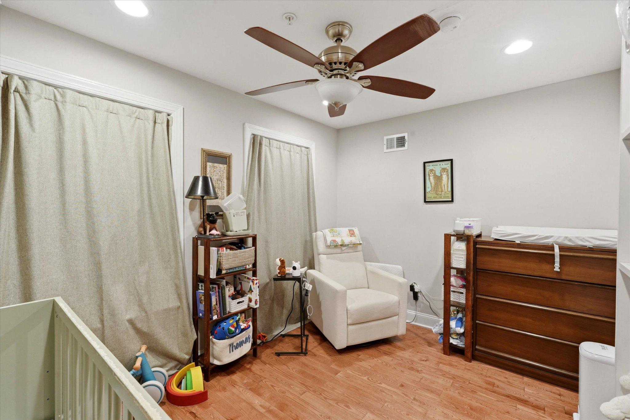 2207 E Oakdale Property Photo 12