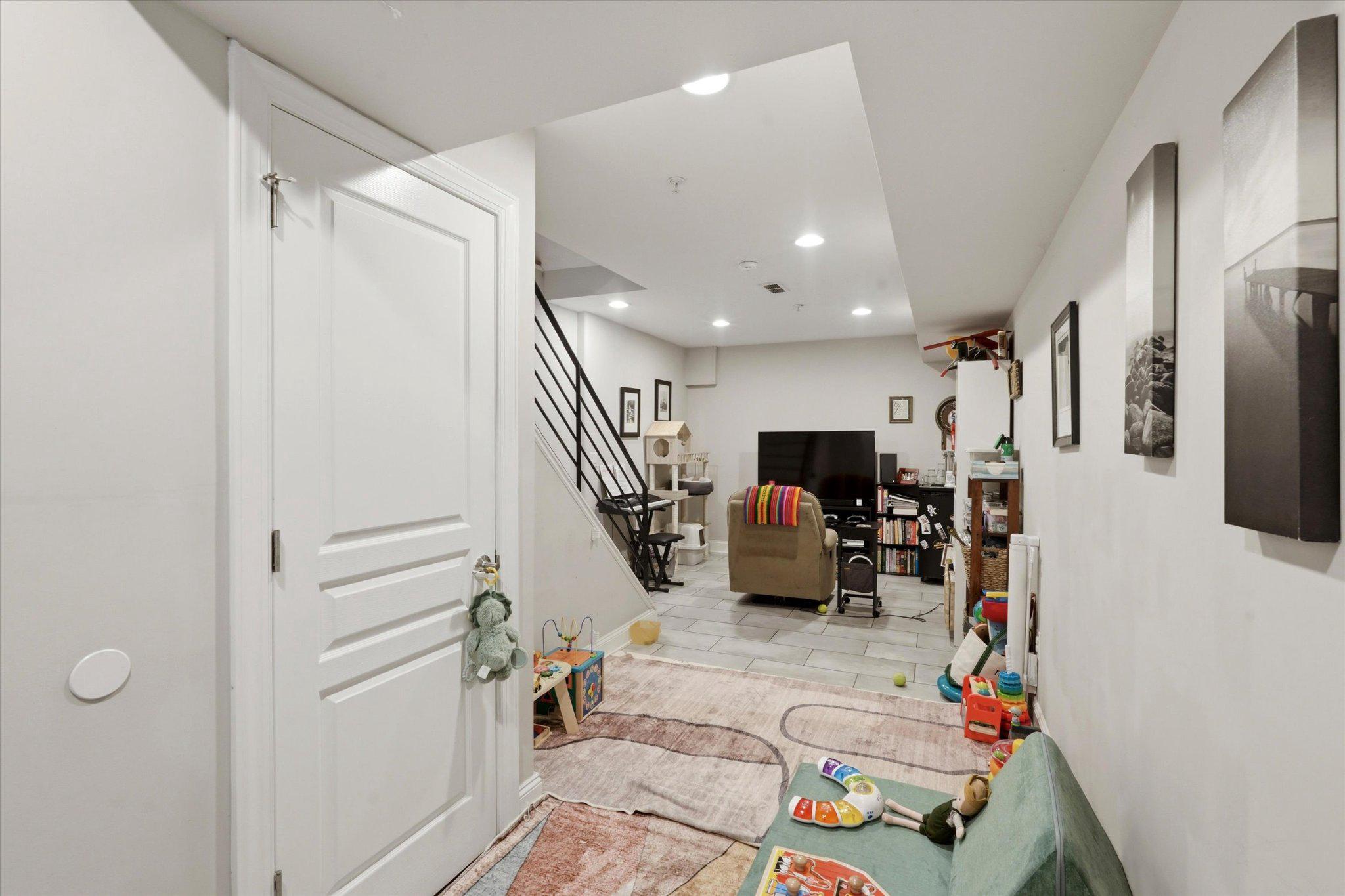 2207 E Oakdale Property Photo 19