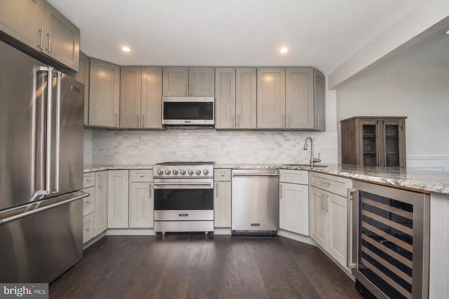 717 S Christopher Columbus Blvd S #714 Property Photo 8