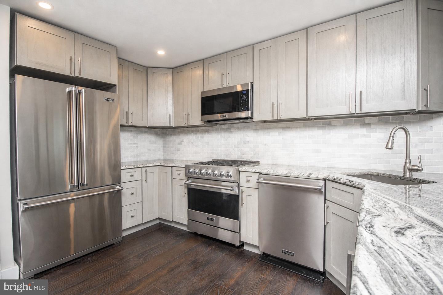 717 S Christopher Columbus Blvd S #714 Property Photo 9