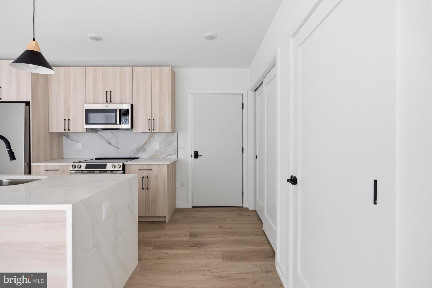 208 Vine St #2c Property Photo 3