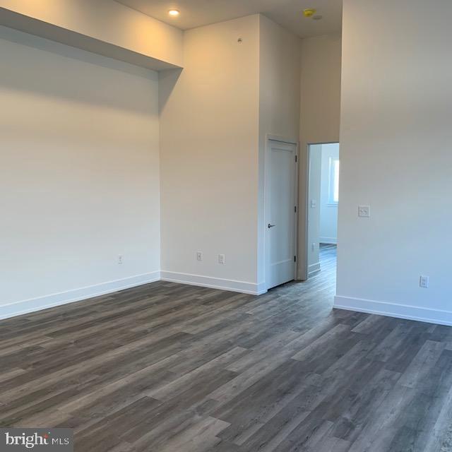 6164-66 Ridge Ave #302 Property Photo 3