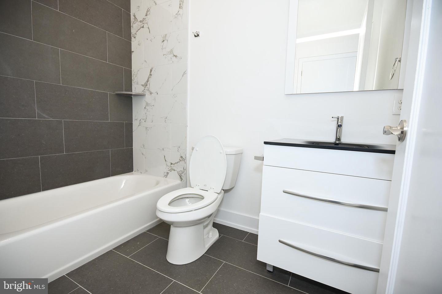 6164-66 Ridge Ave #302 Property Photo 6