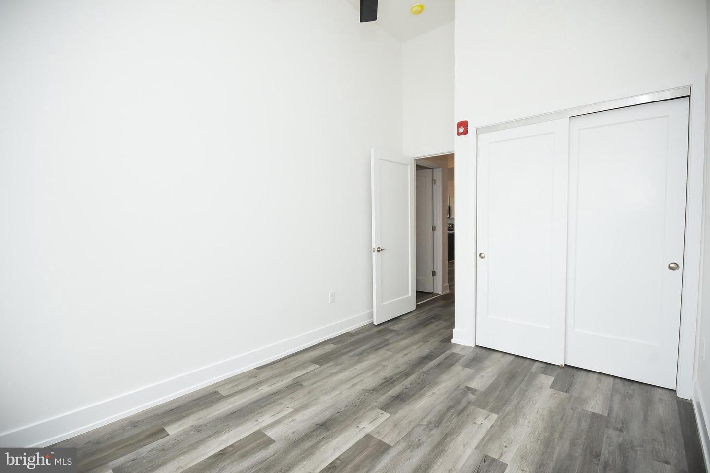 6164-66 Ridge Ave #302 Property Photo 7