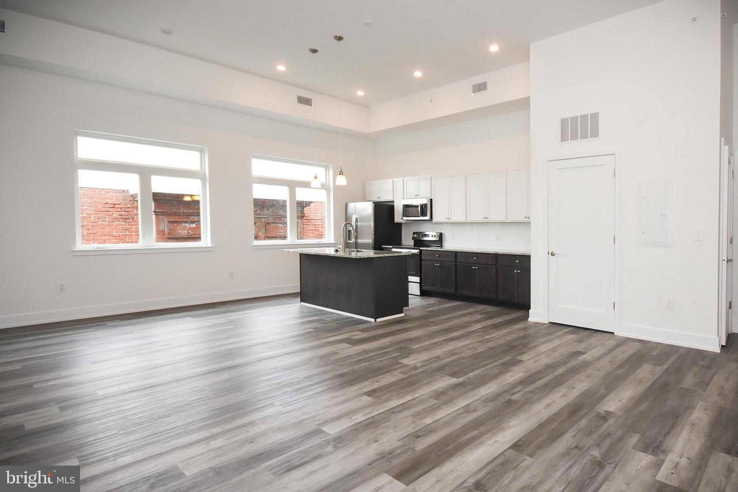 6164-66 Ridge Ave #302 Property Photo 8