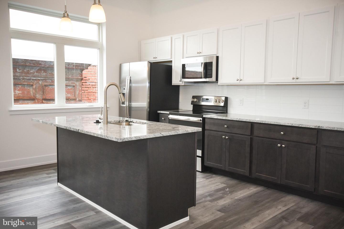 6164-66 Ridge Ave #302 Property Photo 9