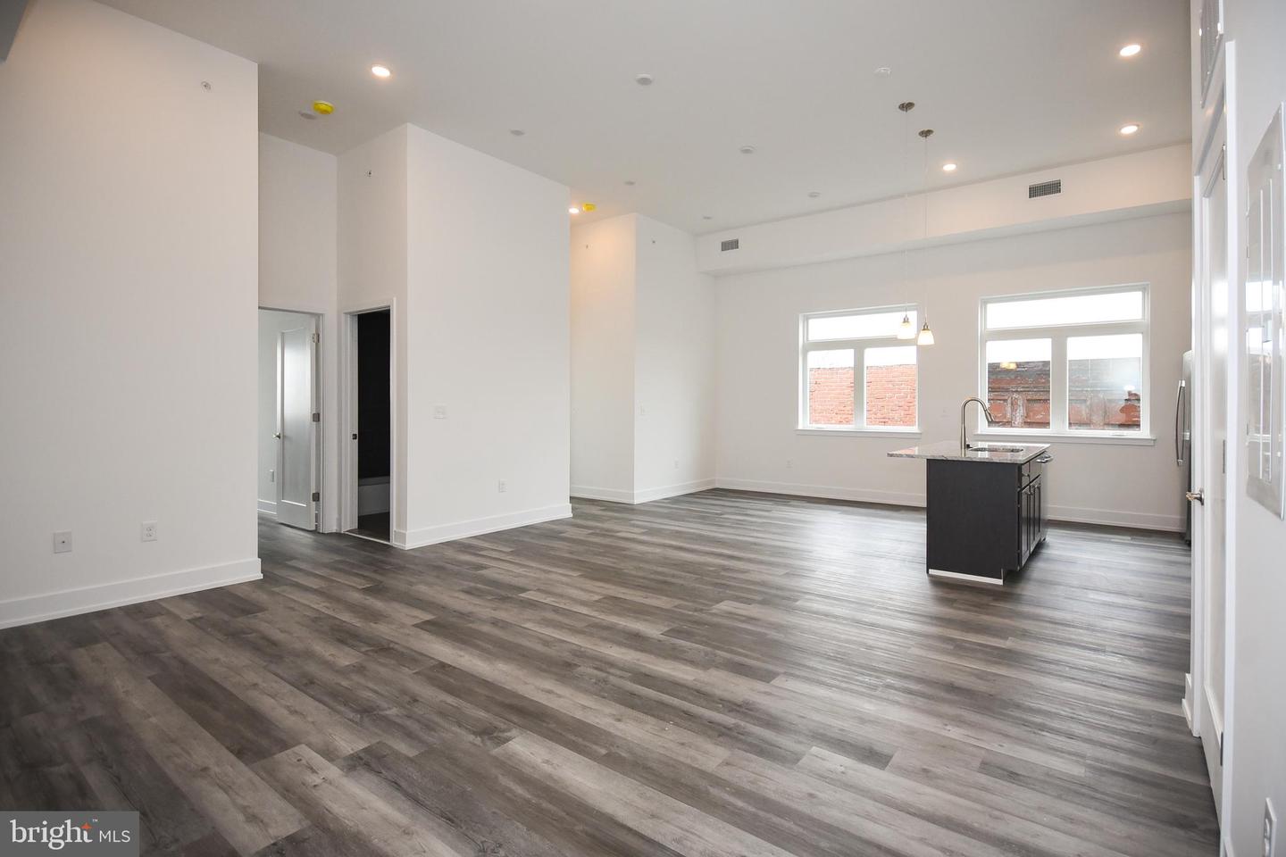 6164-66 Ridge Ave #302 Property Photo 10