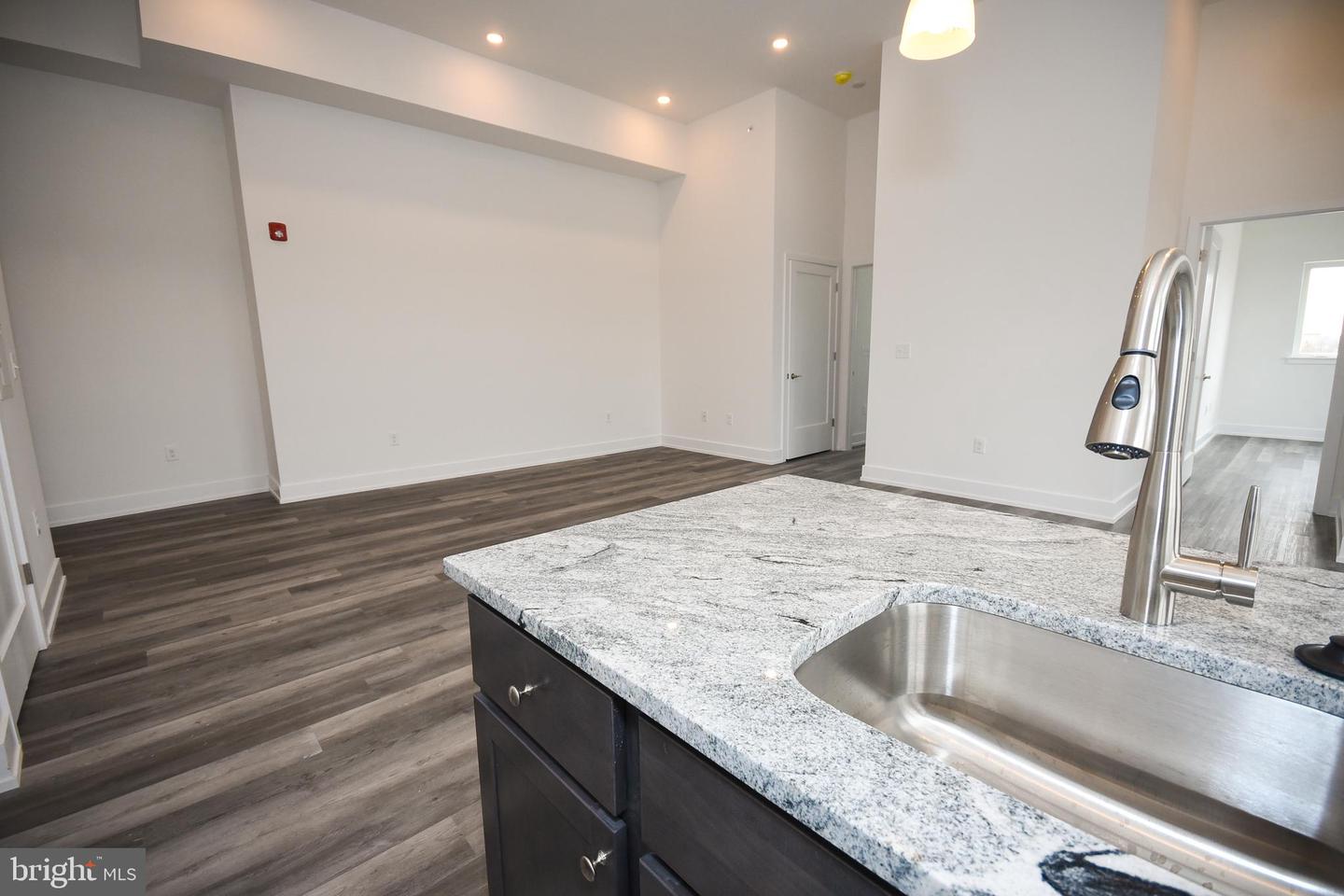 6164-66 Ridge Ave #302 Property Photo 11