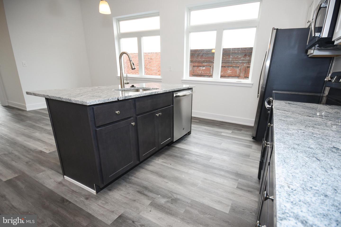 6164-66 Ridge Ave #302 Property Photo 12