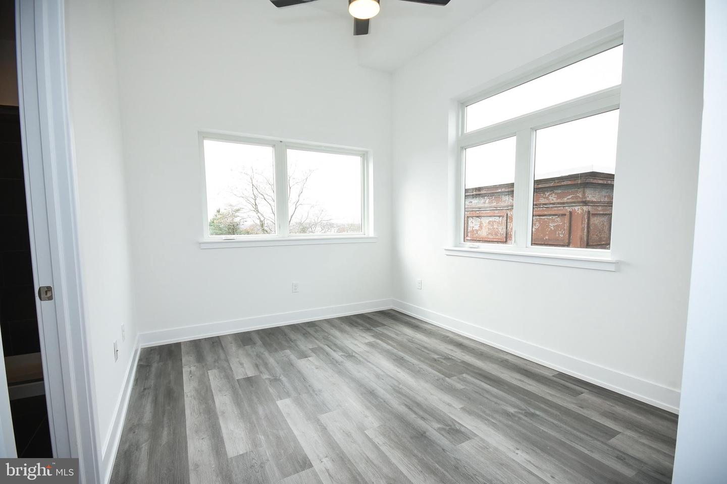 6164-66 Ridge Ave #302 Property Photo 13