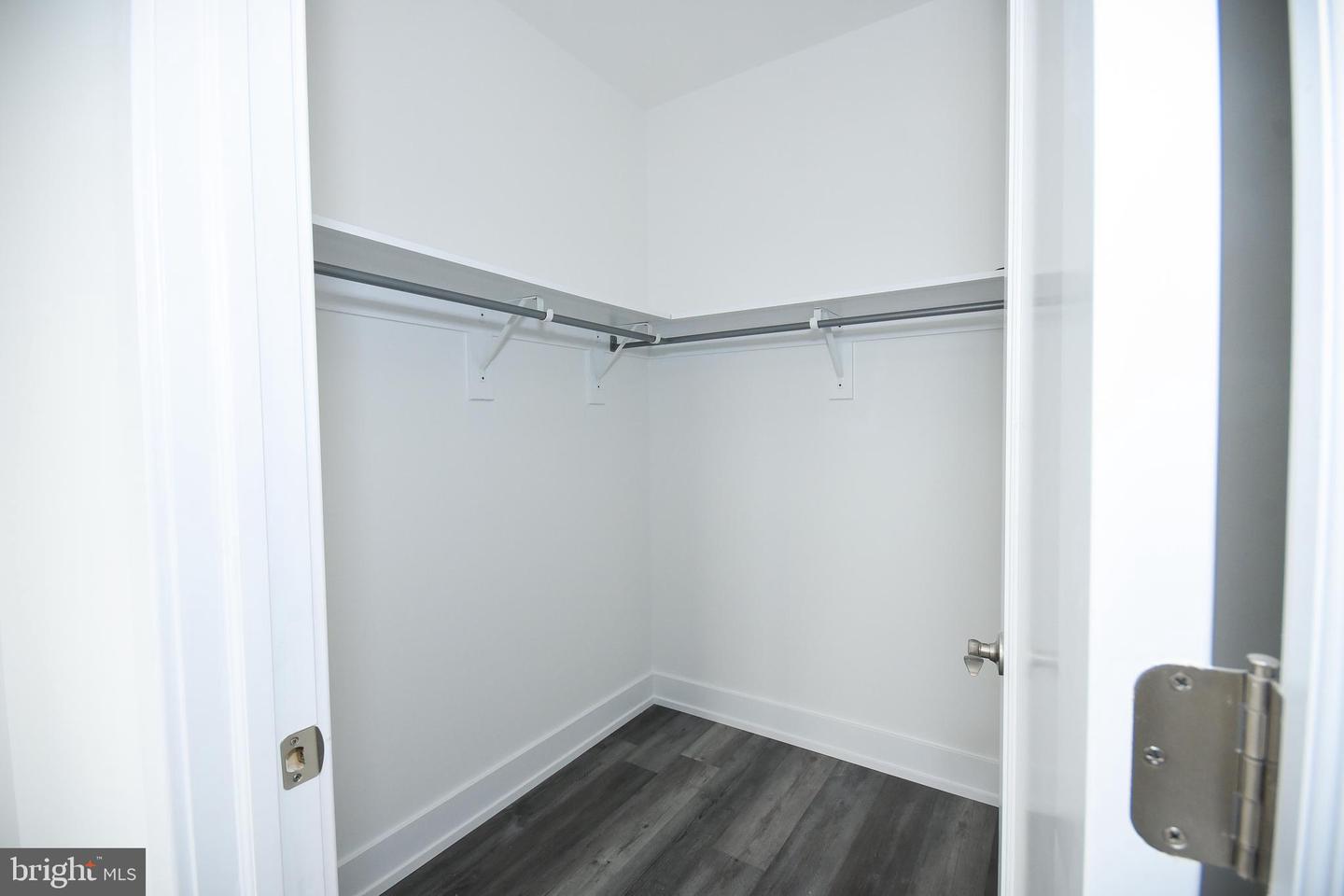 6164-66 Ridge Ave #302 Property Photo 14