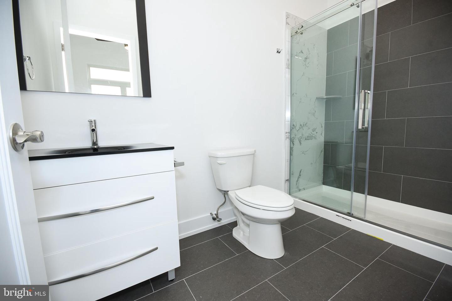 6164-66 Ridge Ave #302 Property Photo 15