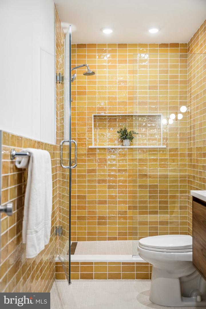 629 E Thompson St Property Photo 59
