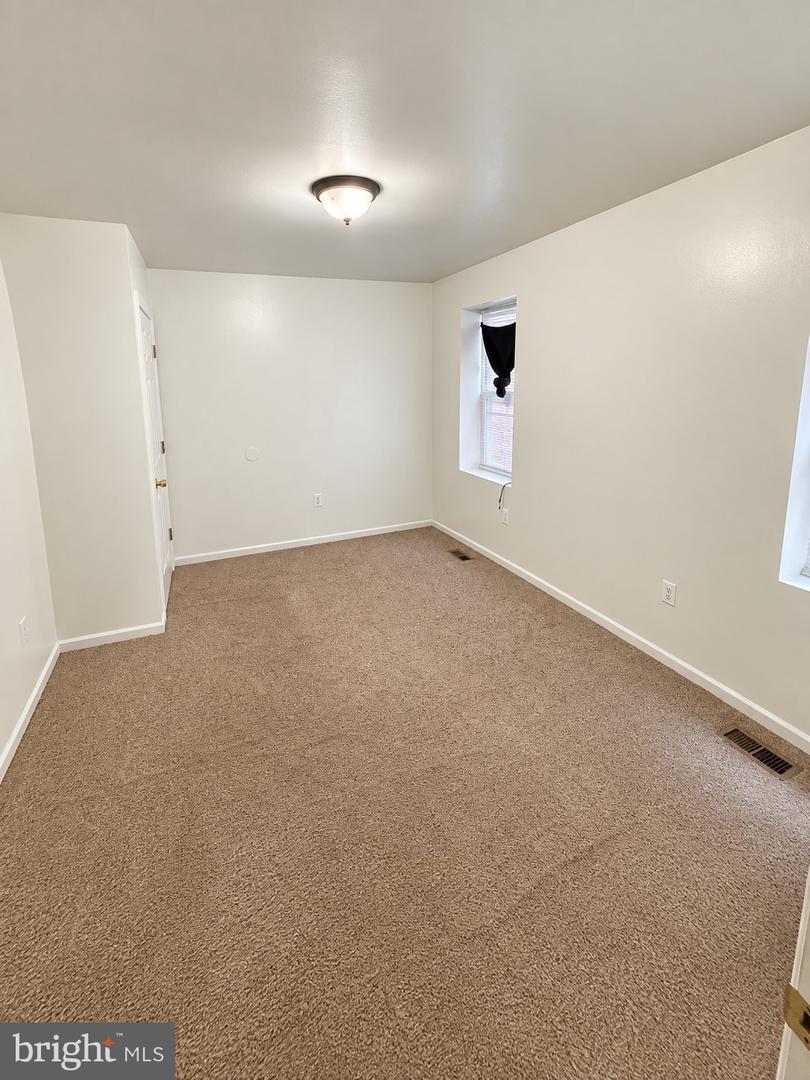 6013 Spruce St Property Photo 9