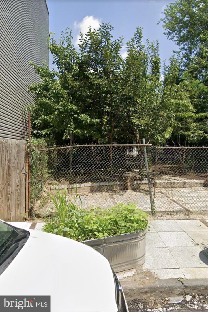 1909 E HAROLD ST Property Photo 1