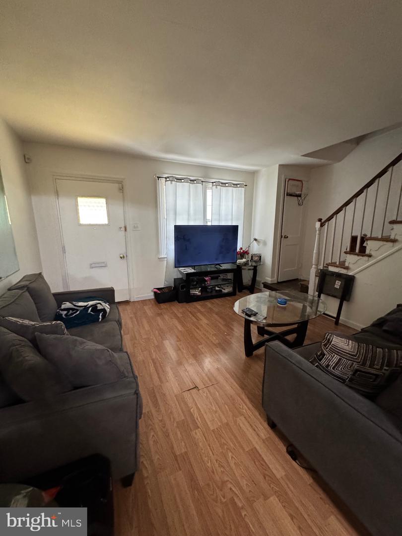 3913 Claridge St Property Photo 6