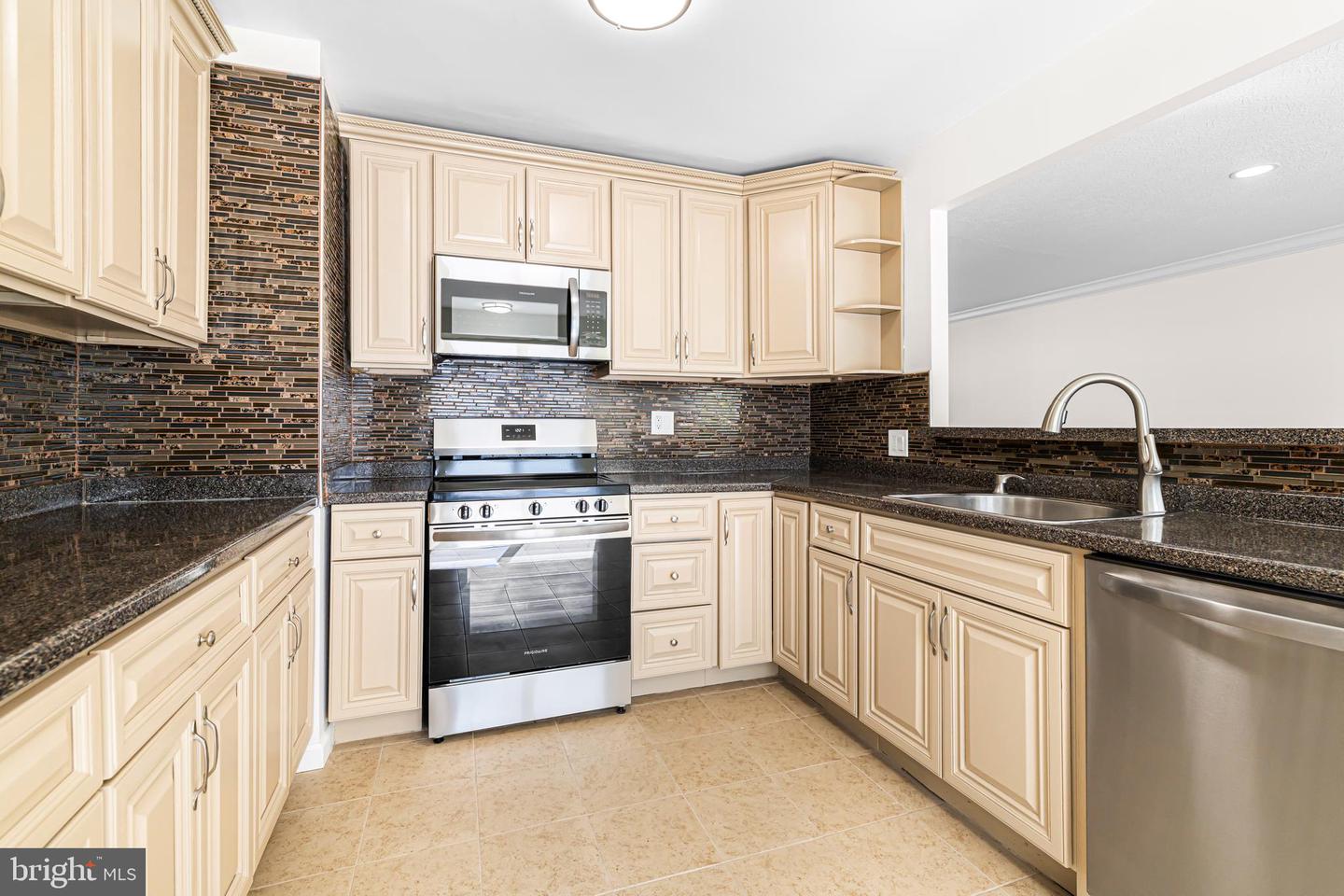 468 Woodhaven Plz Property Photo 4