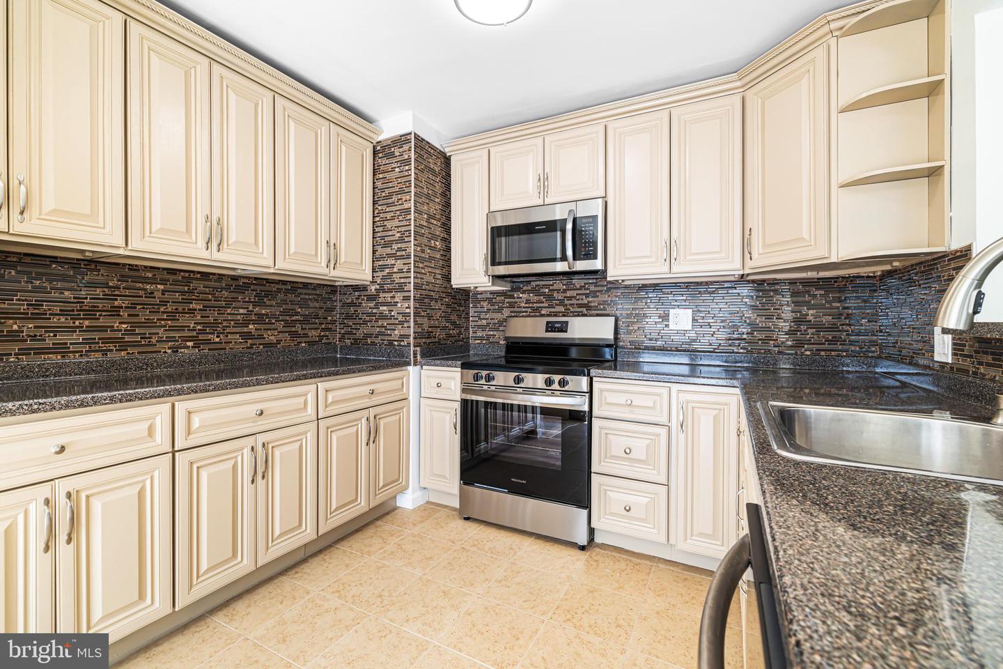 468 Woodhaven Plz Property Photo 6