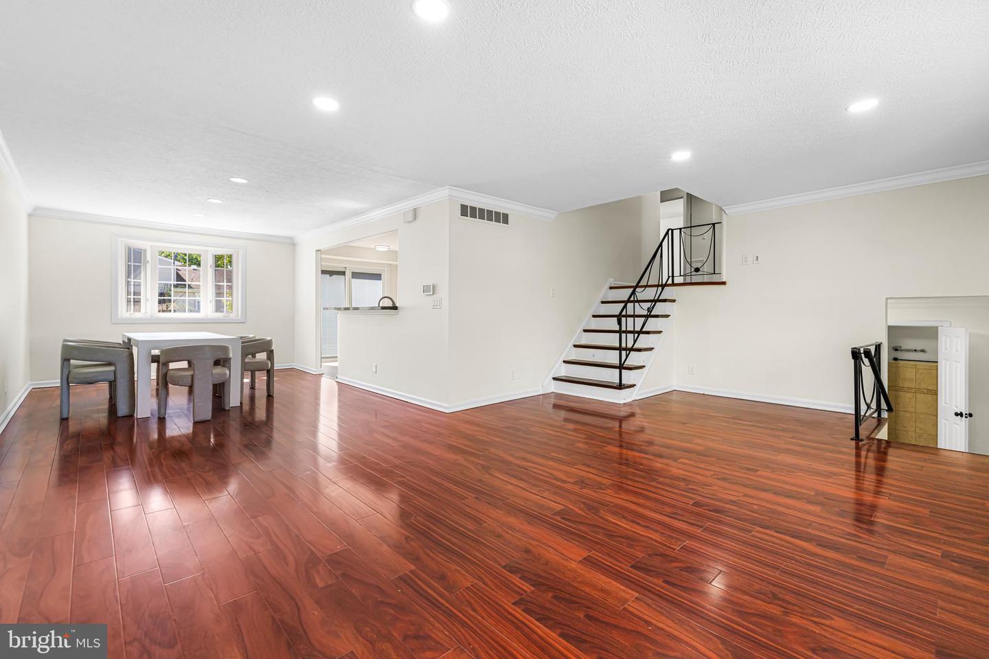 468 Woodhaven Plz Property Photo 9