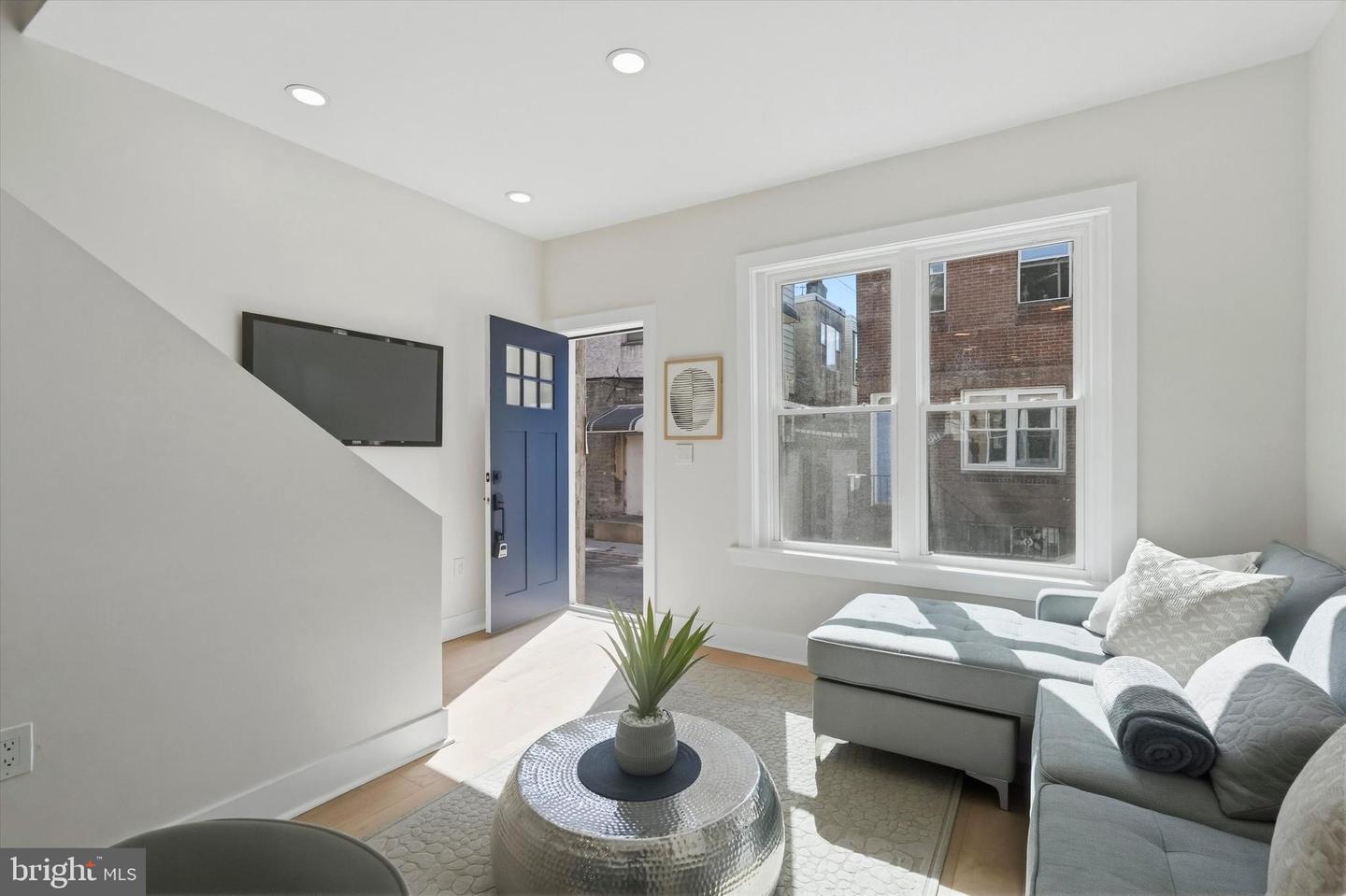 2345 S Bancroft St Property Photo 4