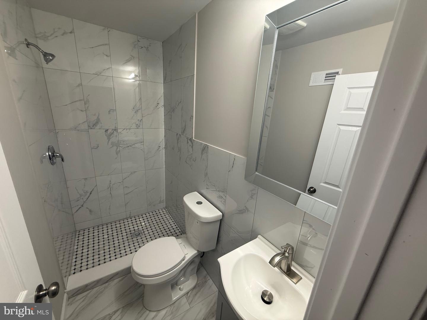 5946 N Camac St Property Photo 8