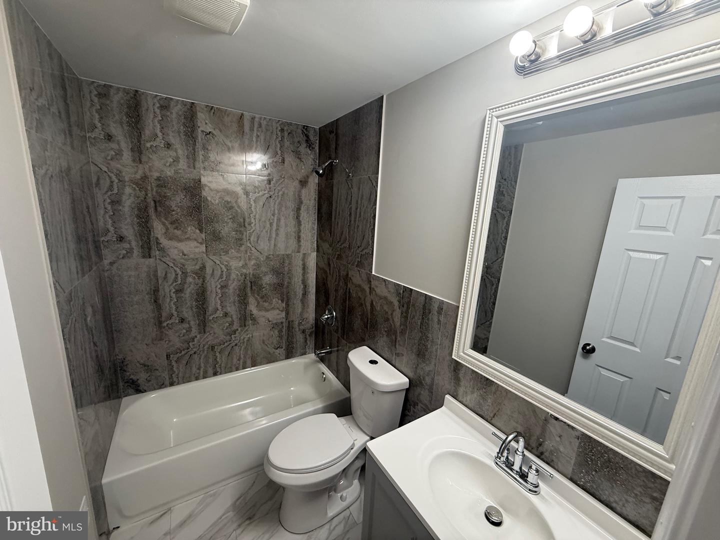 5946 N Camac St Property Photo 10