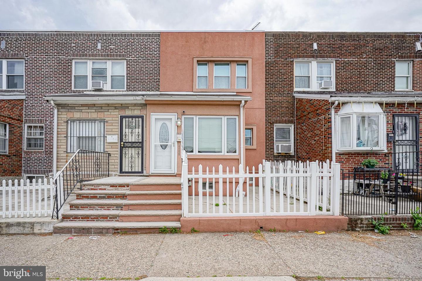 1208 W OREGON AVE Property Photo 1