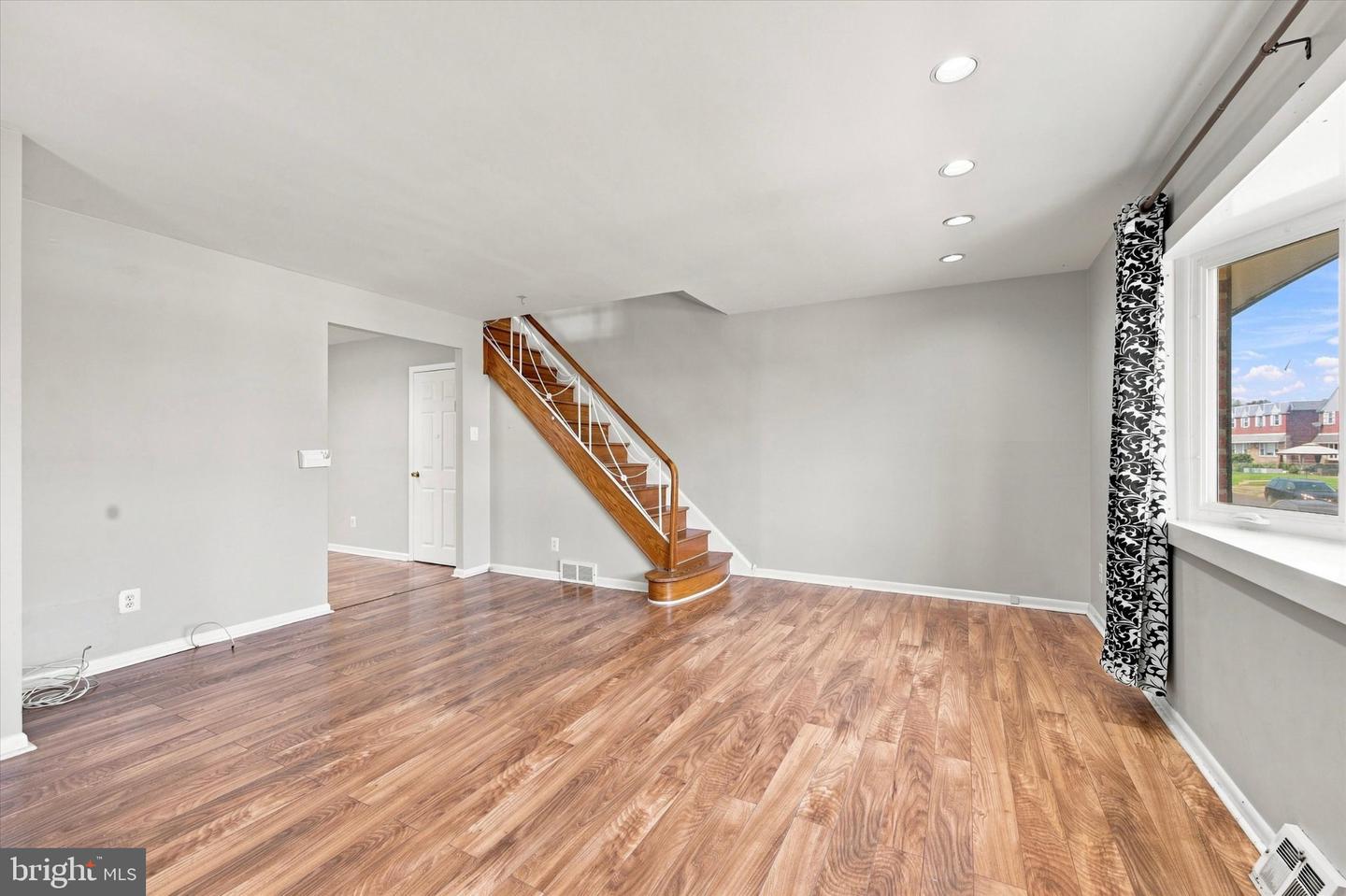 9029 Brous Ave Property Photo 4