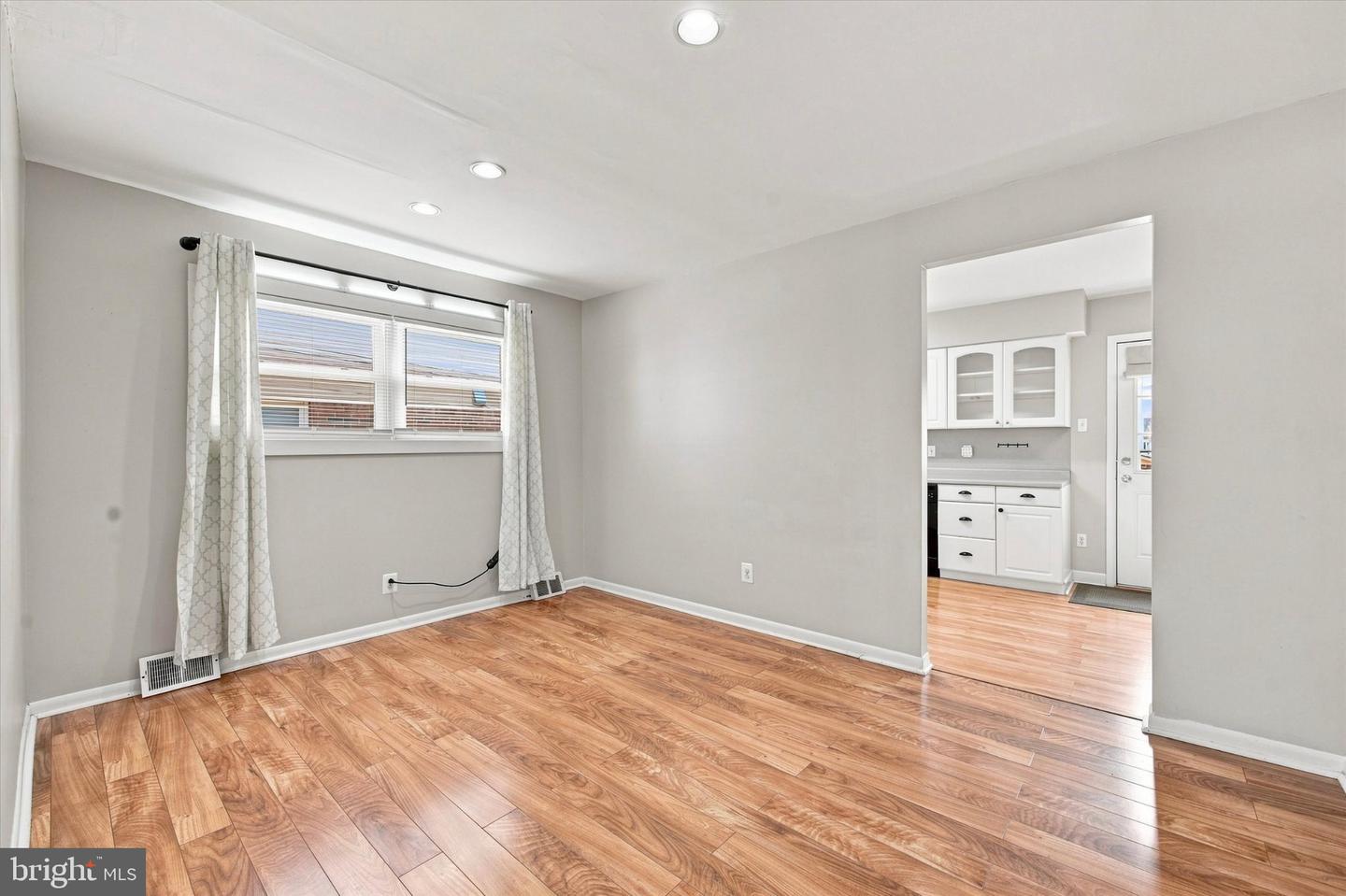 9029 Brous Ave Property Photo 5