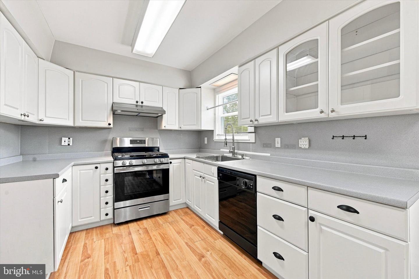 9029 Brous Ave Property Photo 6