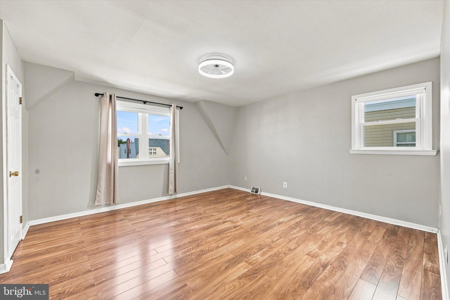 9029 Brous Ave Property Photo 8