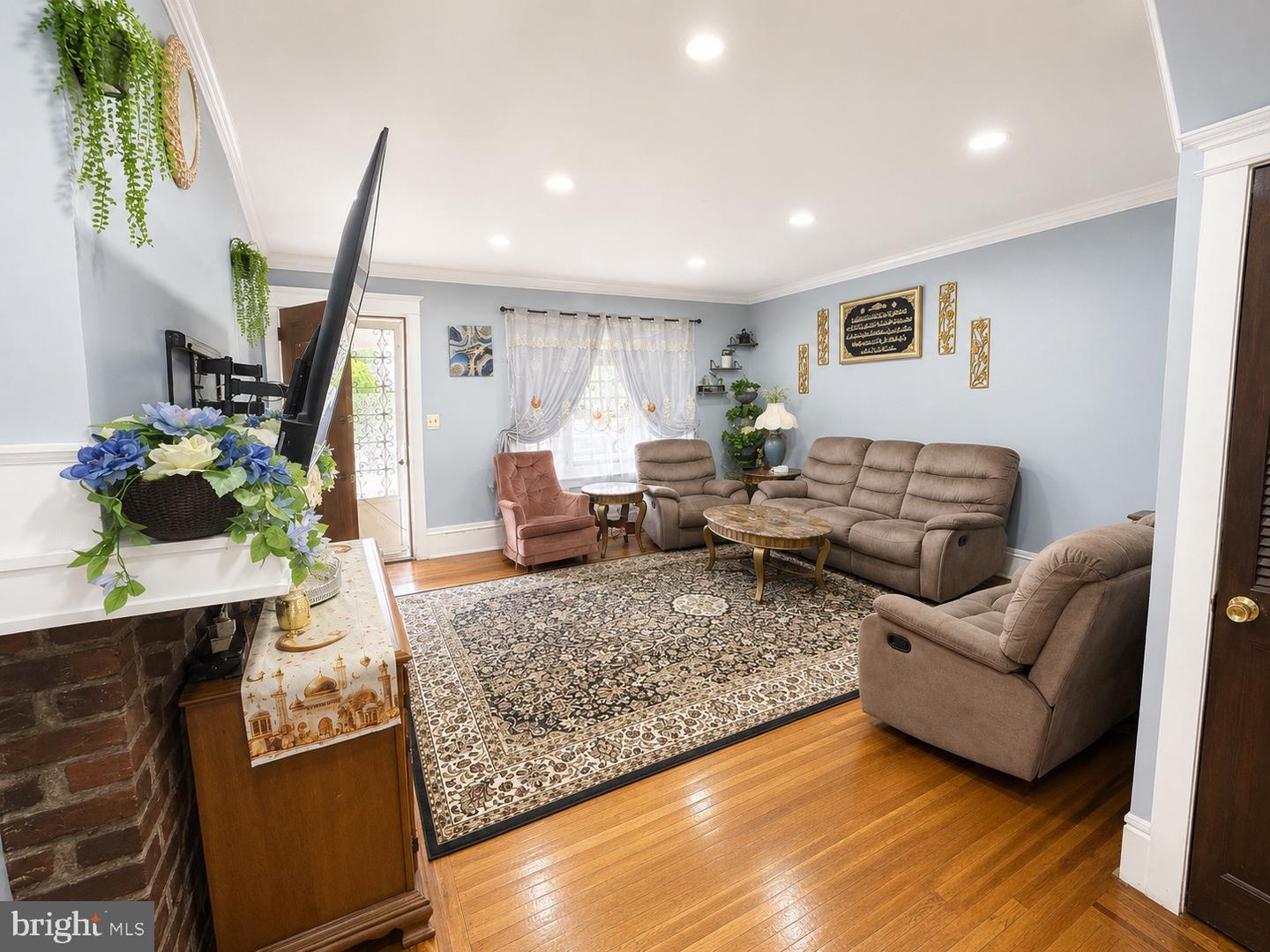 1112 Allengrove St Property Photo 4